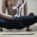 Podstawka | stojak pod kadzidełka AMBAR czarna | drewniana